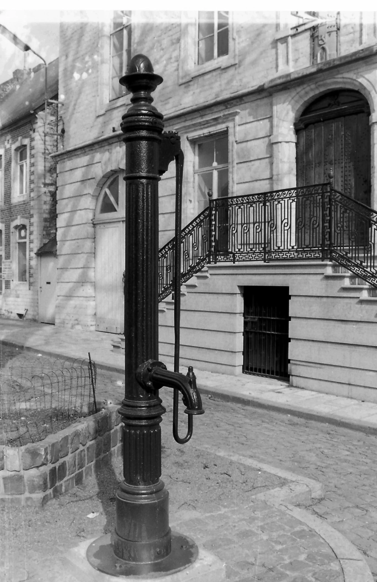 Pompe de la Place (N’existe Plus)